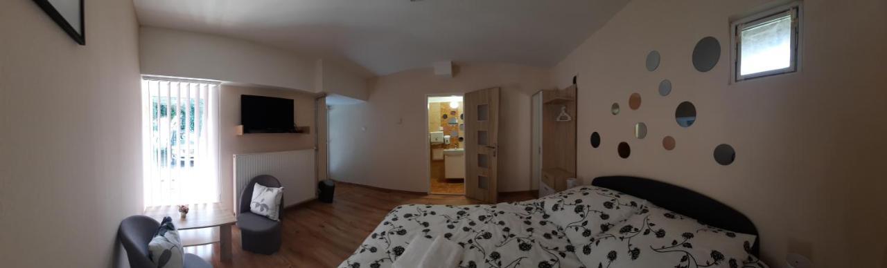 Penzión Marína pri Slovenskej reštaurácii Brezno Esterno foto